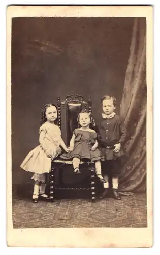 Fotografie E. Gottheil, London, drei niedliche Kinder in Zeitgenössischer Kleidung