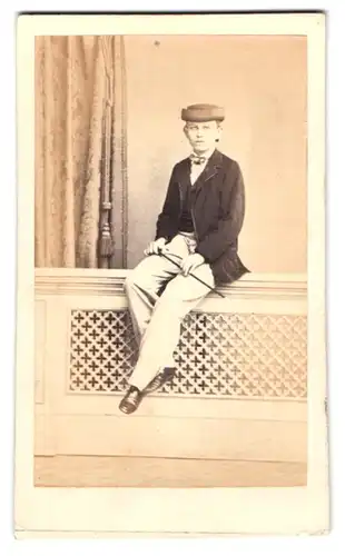Fotografie J. F. Stiehm, Berlin, junger Knabe Hans von Schaetzell im Anzug mit Hut