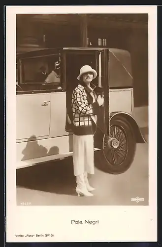 AK Schauspielerin Pola Negri vor Auto mit karierter Jacke und hellem Hut