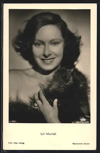 AK Schauspielerin Lili Murati mit Pelzstola