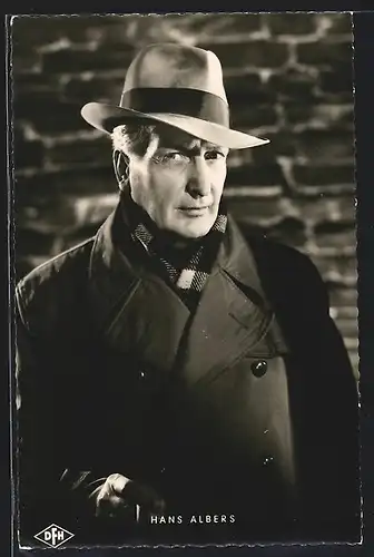 AK Schauspieler Hans Albers elegant mit Hut im Mantel