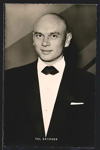 AK Schauspieler Yul Brynner im feinen Anzug