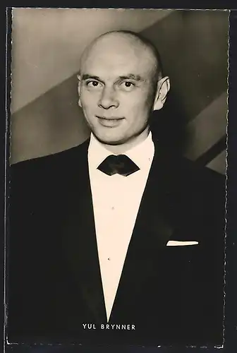 AK Schauspieler Yul Brynner charmant mit Fliege im Jackett