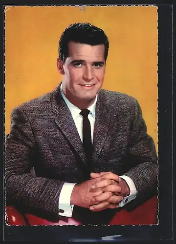 AK Schauspieler James Garner im Anzug