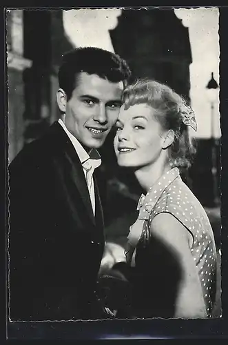 AK Schauspieler Romy Schneider und Horst Buchholz Kopf an Kopf posierend