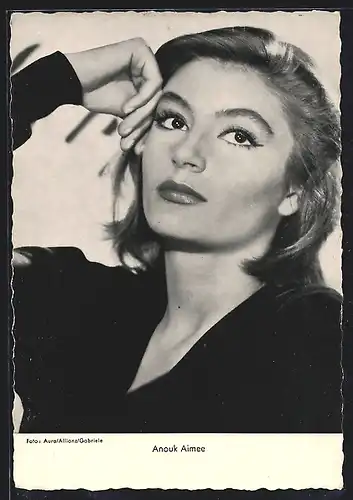 AK Schauspielerin Anouk Aimee stützt nachdenklich den Kopf ab