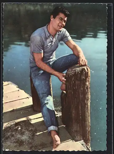 AK Schauspieler Toni Curtis lässig an einem Bootssteg