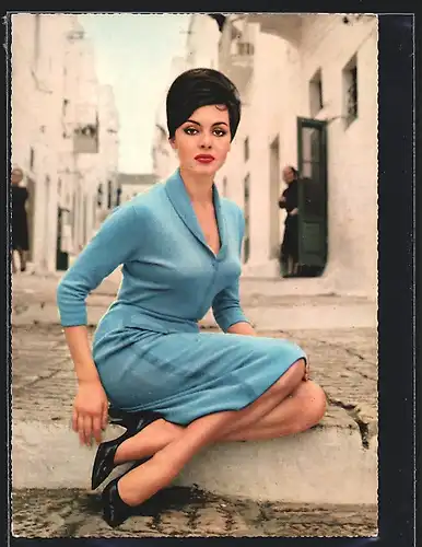 AK Schauspielerin Michèle Mercier im blauen Kleid