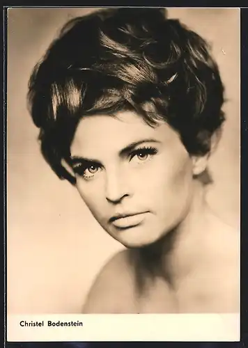 AK Schauspielerin Christel Bodenstein schaut ernst in die Kamera