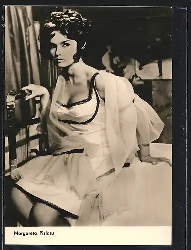 AK Schauspielerin Margareta Pislaru im Negligee