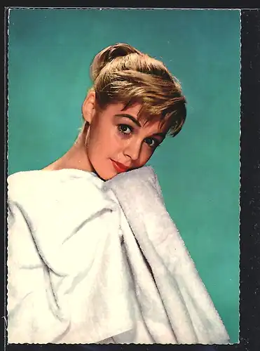 AK Schauspielerin Sandra Dee mit einem Badetuch, Pin-Up