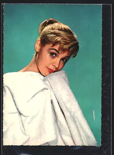 AK Schauspielerin Sandra Dee mit einem Badetuch, Pin-Up