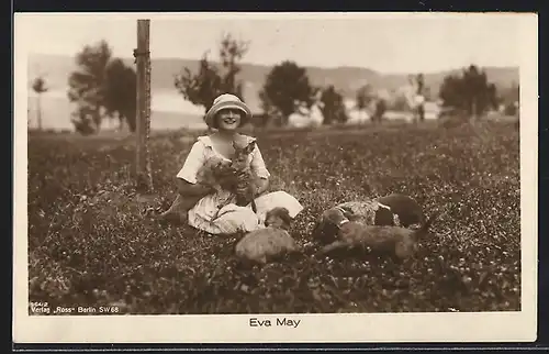 AK Schauspielerin Eva May mit Hunden und Rehkitz auf einer Wiese sitzend