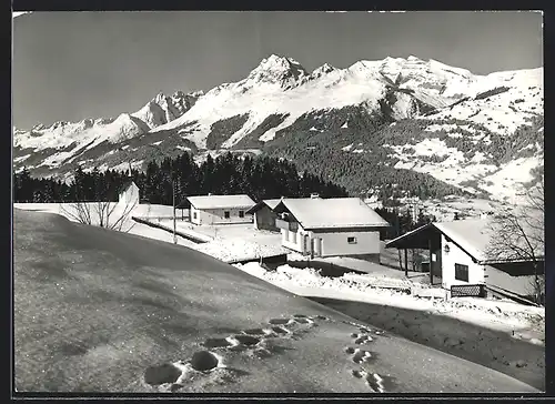 AK Obersaxen /Valatta GR, Verschneite Berge mit Häusern