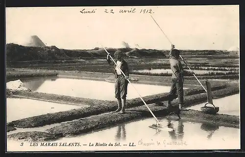 AK Les Marais Salants, la Recolte du sel, Salz wird vom Wasser getrennt