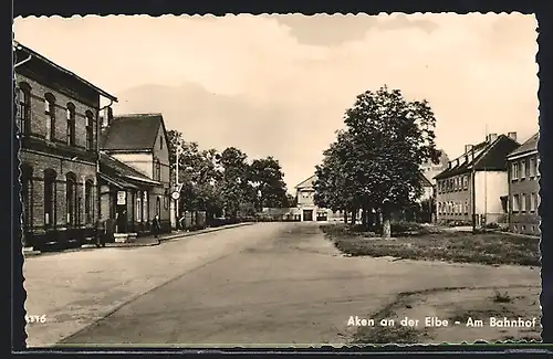 AK Aken an der Elbe, Strassenpartie am Bahnhof