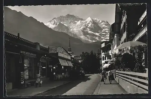 AK Wengen, Dorfstrasse, Blick auf die Jungfrau