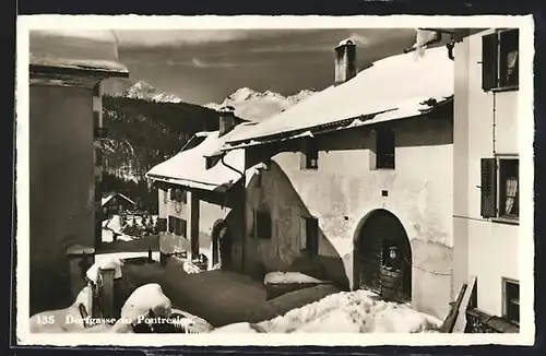 AK Pontresina, Strasse Dorfgasse mit Brunnen im Schnee