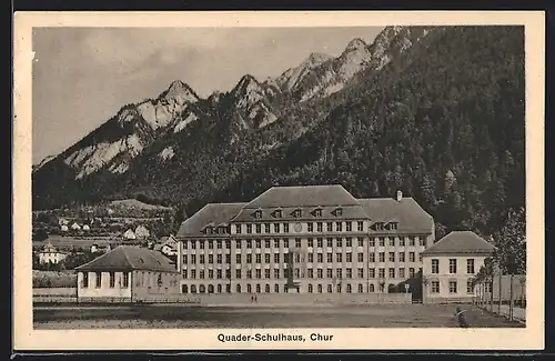 AK Chur, Quader-Schulhaus vor Bergpanorama