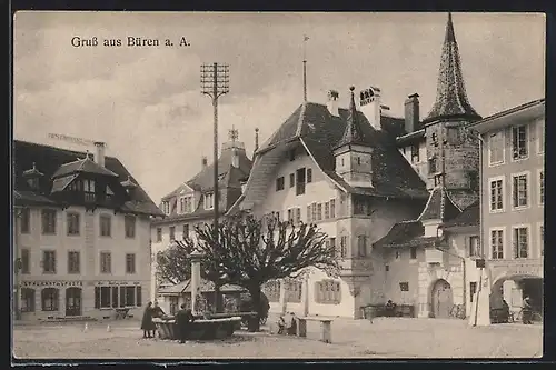 AK Büren an der Aare, Platz mit Brunnen, Restaurant de la Poste und Kirchturm