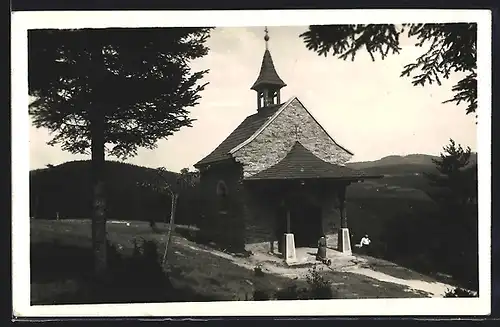 AK Rajnochovice, kleine Bergkirche mit betender Frau