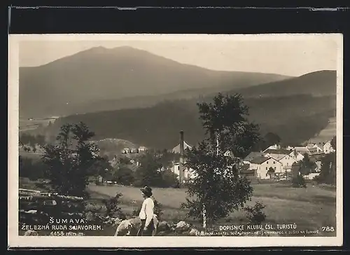 AK Zelezna Ruda /Sumava, Fussgänger vor Spitzbergpanorama