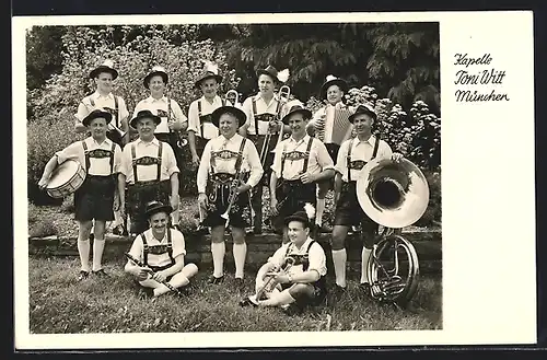 AK München, Gruppenbild Trachtenkapelle Toni Witt mit Instrumenten