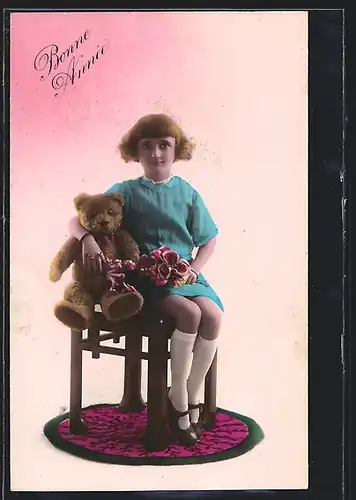 AK Junges Mädchen im blauen Kleid mit Teddy