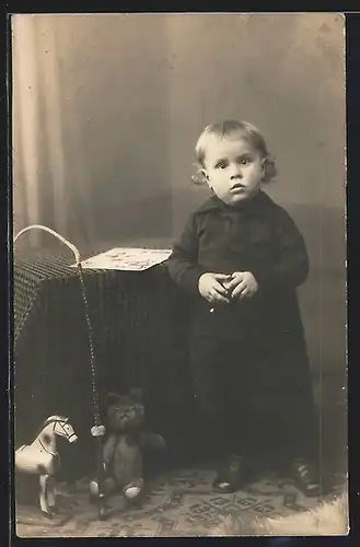Foto-AK Kleiner Junge mit Spielzeugpferd und Teddy nebst Tisch