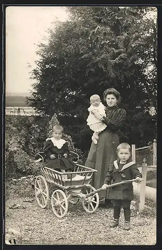 Foto-AK Mutter mit ihren Kindern und einer Spielzeugkarre