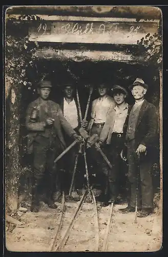 Foto-AK Bergarbeiter mit Hämmern im Schacht 1925