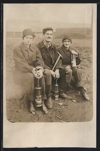 Foto-AK Bergarbeiter mit Lampen und Spitzhacke in ihrer Pause
