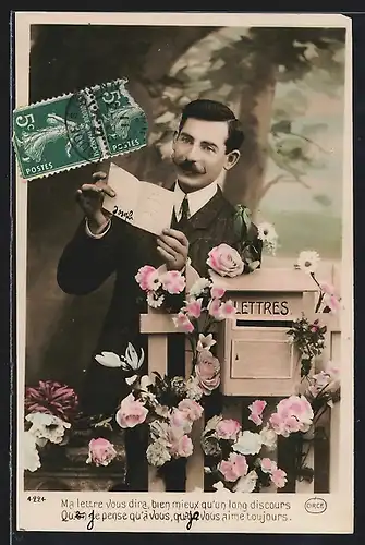 AK Postbote mit offenem Brief nebst Briefkasten