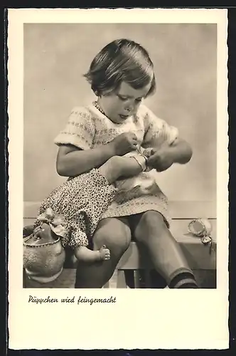 Foto-AK Puppe wird von kleinem Mädchen angezogen