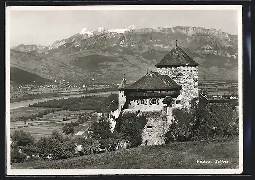 AK Vaduz, Schloss mit Umgebung aus der Vogelschau