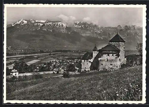 AK Vaduz, Schloss Vaduz mit Ort und Bergen