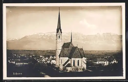AK Schaan, Nahaufnahme Kirche vor Bergpanorama