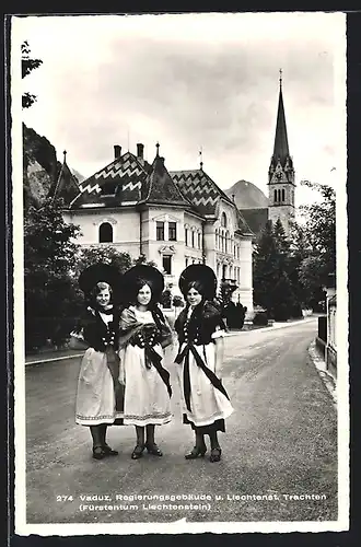 AK Vaduz, Drei Frauen in Tracht, Strassenpartie