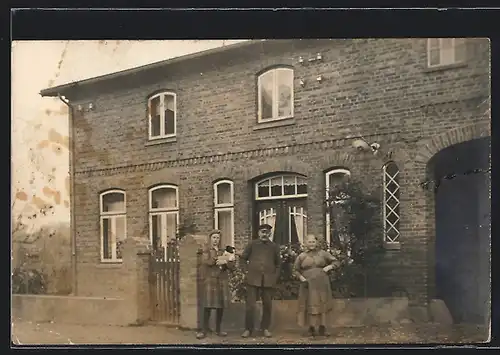 Foto-AK Tarbek, Haus Siebke mit Bewohnern, 1928