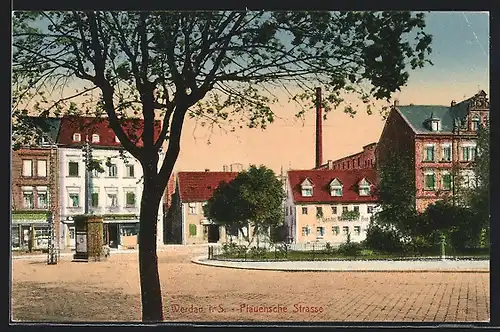 AK Werdau /Sa., Plauensche Strasse mit Denkmal und Gasthof
