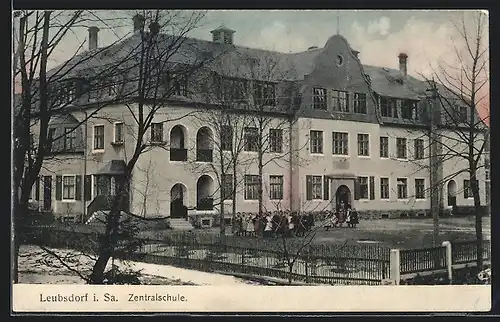 AK Leubsdorf /Sa., Zentralschule mit Hof und Schülerinnen
