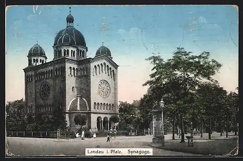 AK Landau i. Pfalz, Strassenpartie mit Litfasssäule an der Synagoge