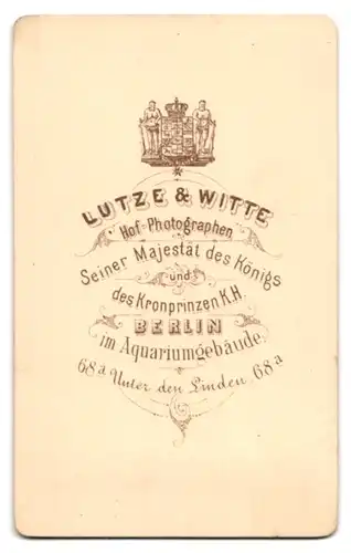 Fotografie Lutze & Witte, Berlin, Unter den Linden 68, Älterer gutbürgerlicher Herr im schwarzen Anzug mit starrem Blick