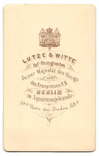 Fotografie Lutze & Witte, Berlin, Unter den Linden 68, Ältere Dame im schwarzen Kleid mit weisser Haube und starrem Blick