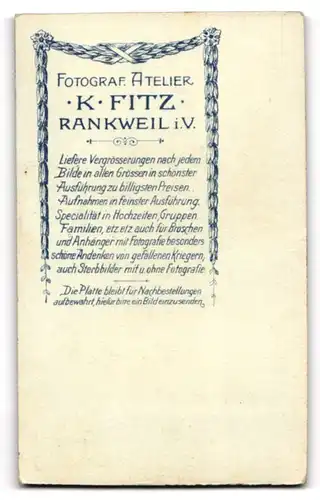 Fotografie K. Fitz, Rankweil, Dame im schwarzen Kleid mit Brosche, Kette und grimmigem Blick