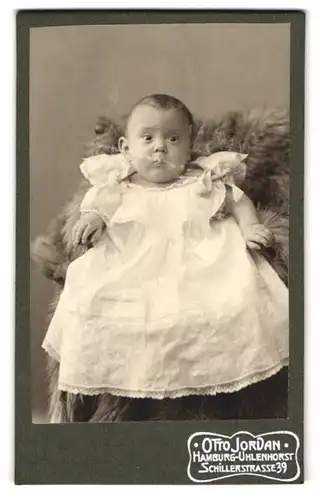 Fotografie Otto Jordan, Hamburg-Uhlenhorst, Schillerstr. 39, Süsses Baby im weissen Kleid mit rundem Kopf und grossen Augen