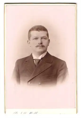 Fotografie Rudolf Müller, Dresden-Neustadt, Hauptstr. 17, Junger Mann im schwarzen Anzug mit Krawatte und Schnurrbart