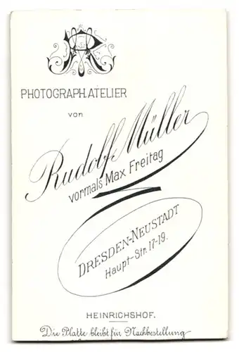 Fotografie Rudolf Müller, Dresden-Neustadt, Hauptstr. 17, Junger Mann im schwarzen Anzug mit Krawatte und Schnurrbart