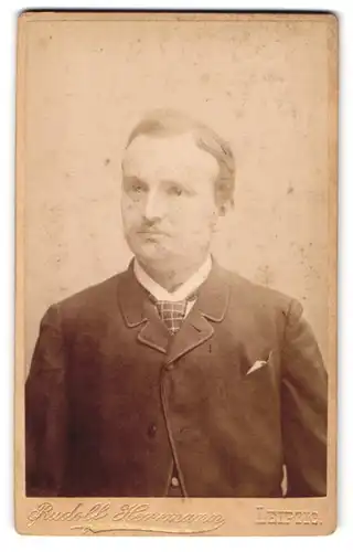 Fotografie Rudolf Herrmann, Leipzig, Wintergartenstr. 9, Herr im schwarzen Anzug mit karierter Krawatte und Anstecktuch