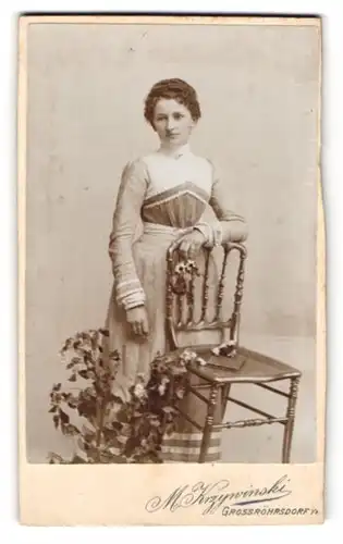 Fotografie M. Krzynrinski, Grossröhrsdorf, Grossmannstr., Hübsche junge Dame im hellen Kleid lehnt an einer Stuhllehne